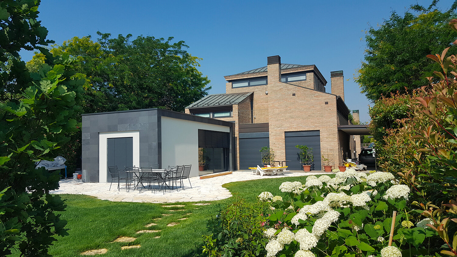 Costruzione tradizionale - architettura moderna - vista da giardino
