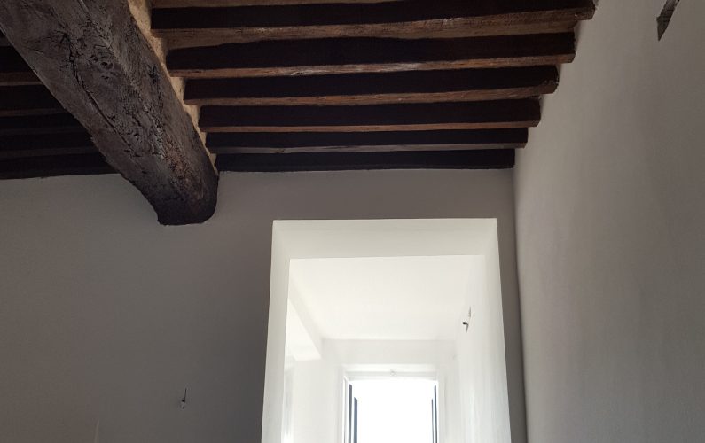 Ristrutturazione edilizia per appartamenti a Parma - via bixio - dettaglio su travi e punti luce - 2