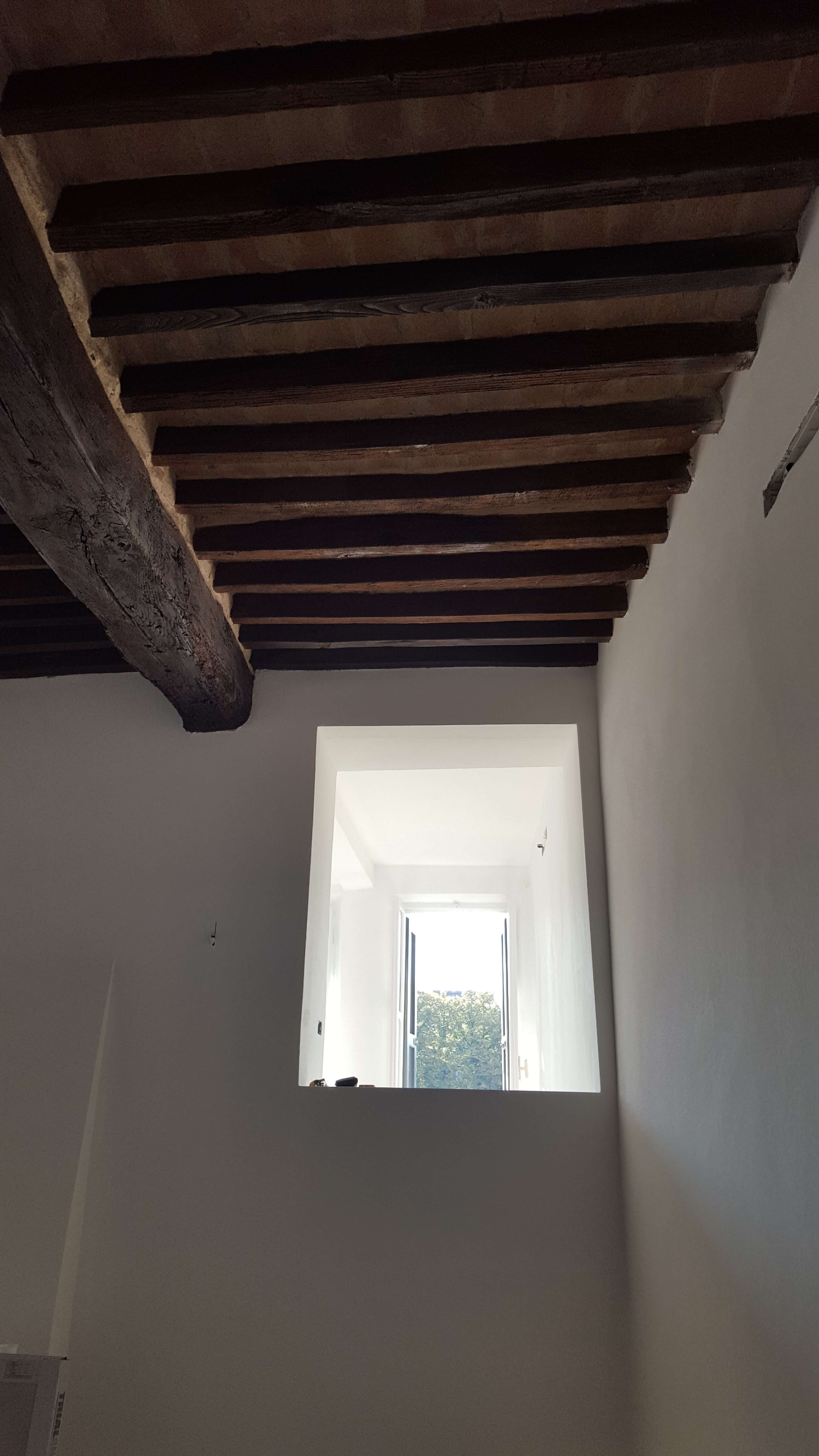 Ristrutturazione edilizia per appartamenti a Parma - via bixio - dettaglio su travi e punti luce - 2