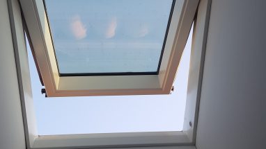 Ristrutturazione in bioedilizia - dettaglio su velux motorizzato